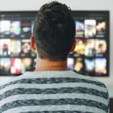 テレビを見る男