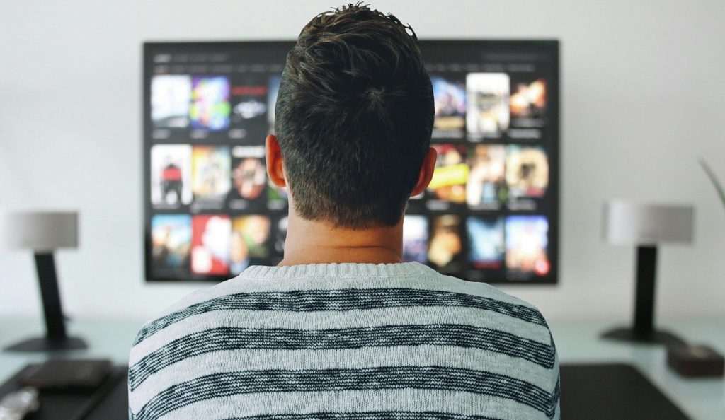 テレビを見る男