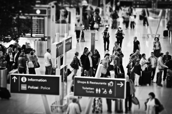 空港の群衆の白黒写真